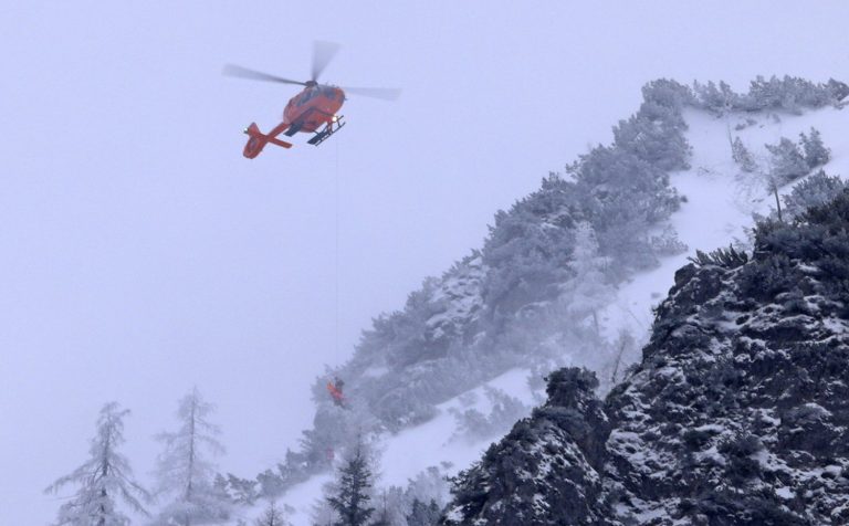 Read more about the article Bergwacht & „Christoph 14“ retten erschöpfte Wanderer aus der winterlichen Vorderen Abfahrt auf der Nordostseite des Predigtstuhls