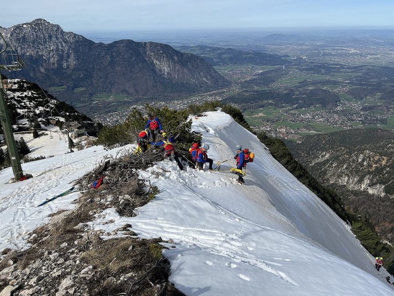 Read more about the article Bergwacht rettet sechs abseits des Alpgartensteigs Verstiegene aus der steilen Nordostflanke des Hochschlegels