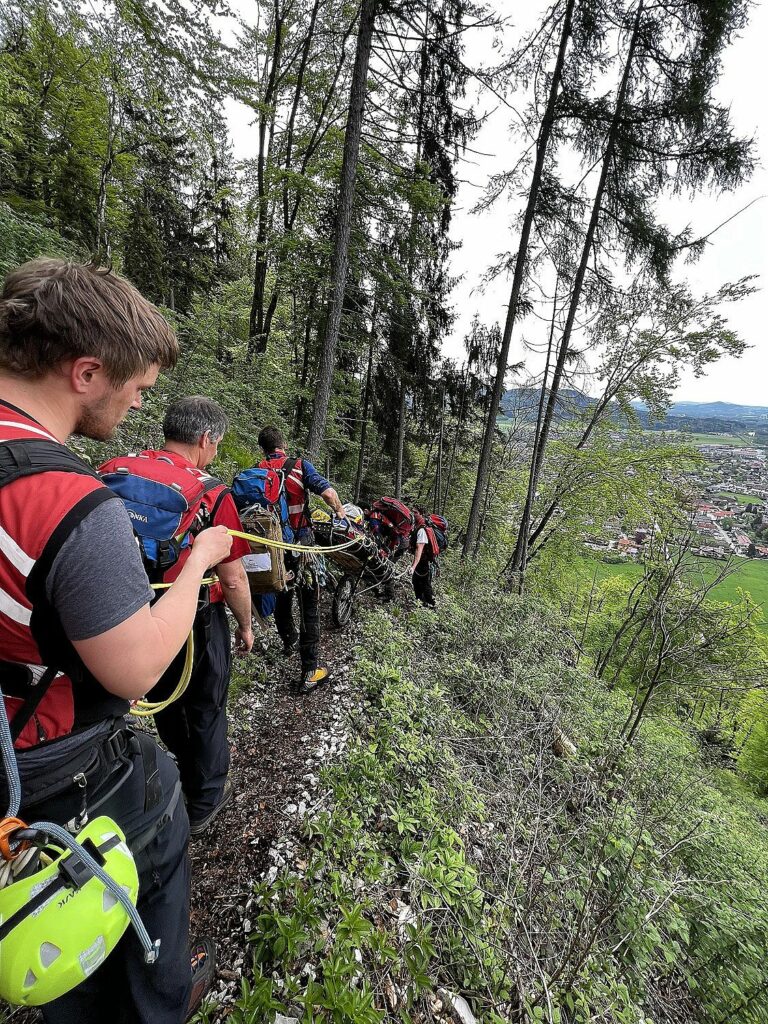 Read more about the article 27-Jähriger rutscht am Fuderheuberg vom Weg ab und bricht sich den Fuß