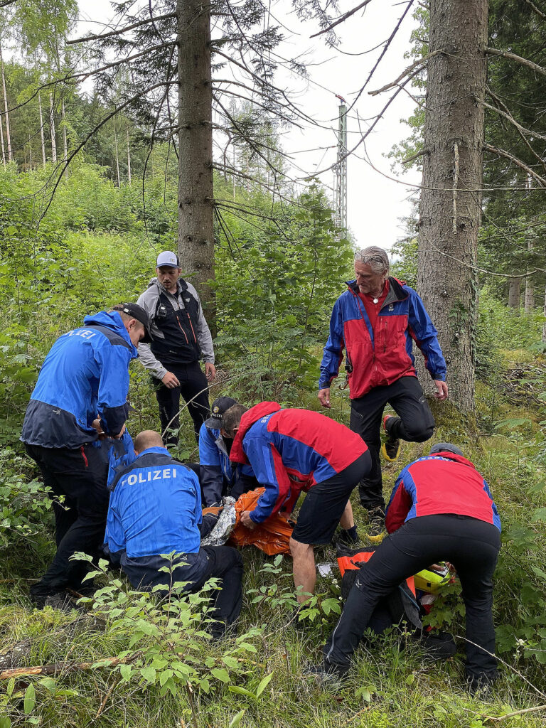 Read more about the article Bergwacht und Polizei finden vermisste 70-Jährige nach einer Nacht im Freien leicht verletzt im Wald