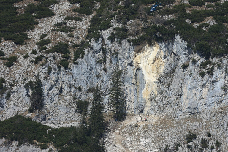 Read more about the article Verstiegene 65-jährige gerät abseits des Hochstaufen-Goldtropfsteigs unterhalb der ausgebrochenen Felswand in Absturzgelände