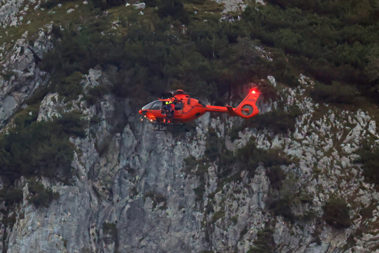 Read more about the article Bergwacht & „Christoph 14“ retten erneut blockierte Urlauber aus dem Hochstaufen-Goldtropfsteig