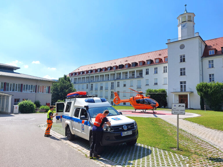 Mehr über den Artikel erfahren Bergwacht & „Christoph 14“ retten verstiegene & blockierte Rumänen vom Hochstaufen-Goldtropfsteig