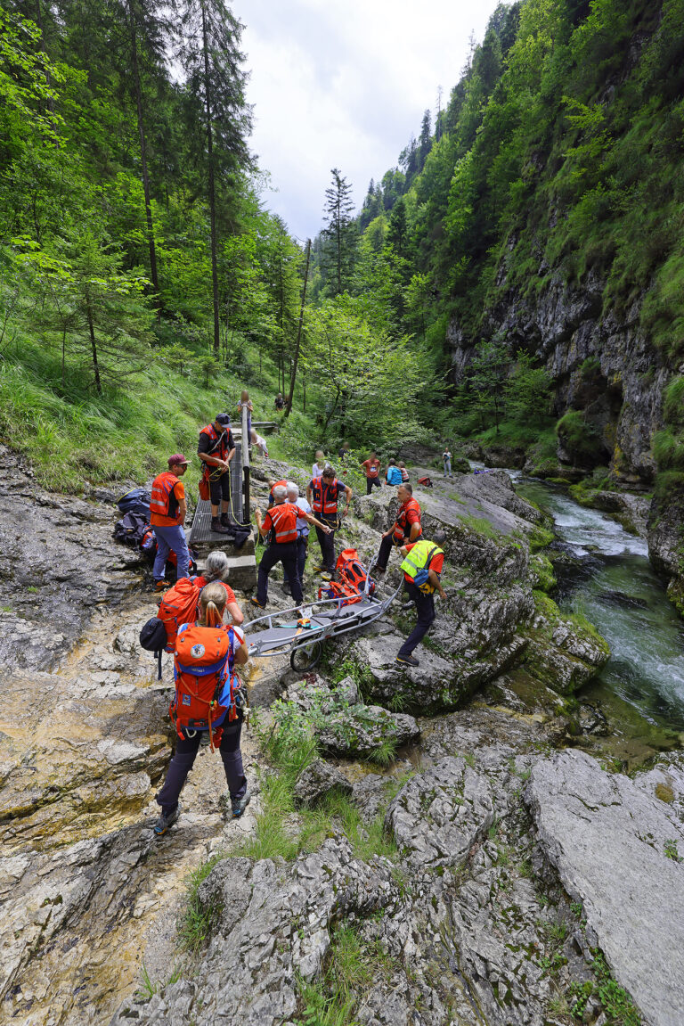 Mehr über den Artikel erfahren Bergwacht rettet gestürzte Frau mit Kopfverletzung aus der Weißbachschlucht