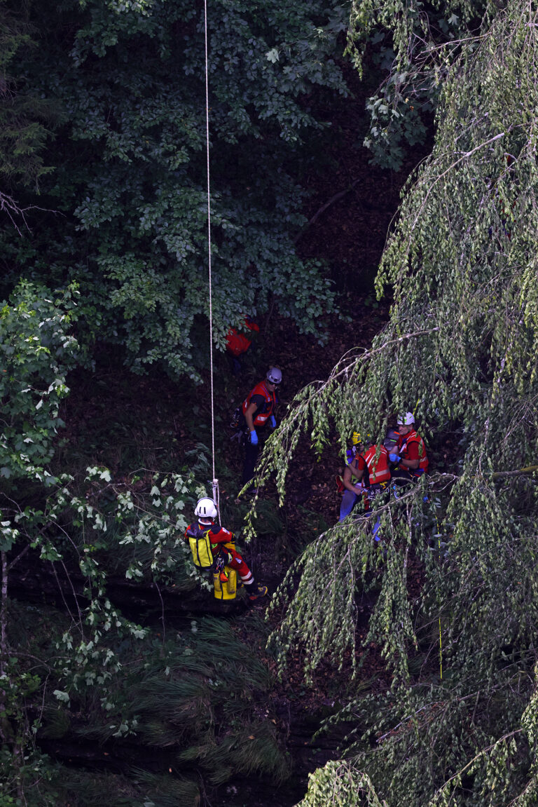 Mehr über den Artikel erfahren Urlauberin stürzt auf der Nordwestseite der Weißbachschlucht im felsdurchsetzten Bergwald ab und wird schwer verletzt gerettet