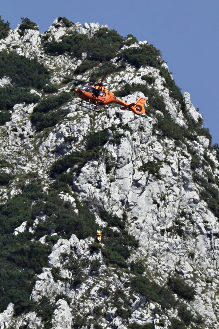 Mehr über den Artikel erfahren „Christoph 14“ & Bergwacht retten 45-Jährige mit Hitzeerschöpfung vom Hochstaufen