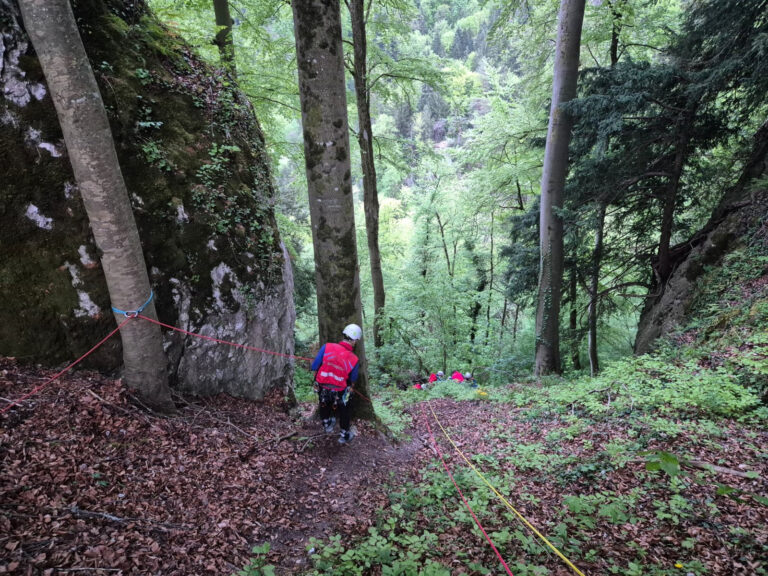 Mehr über den Artikel erfahren Bergwacht rettet Männer an der Karlsteiner Burgruine und am Hochstaufen-Goldtropfsteig
