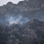 Blitz schlägt auf Felskopf am oberen Hochstaufen-Goldtropfsteig ein und setzt Latschen und Gras in Brand